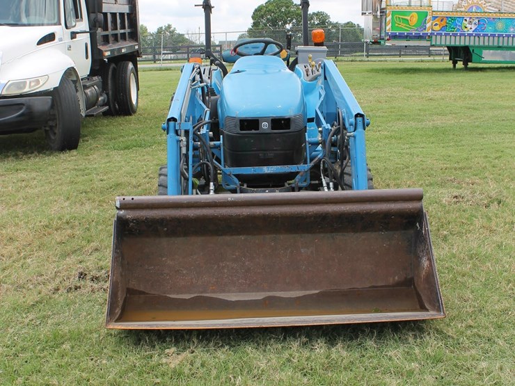 new-holland-tractor-8804-image-3