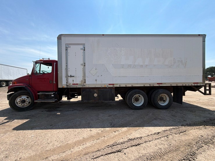 2000-freightliner-fl80-image-2