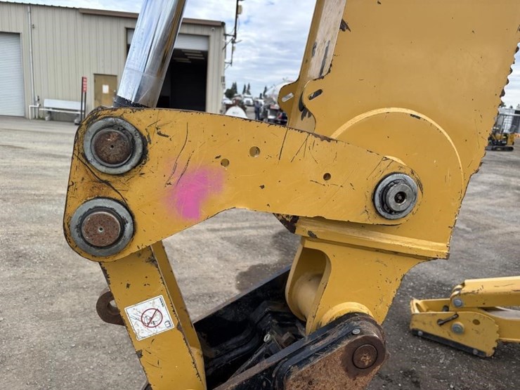 2022-caterpillar-430-image-19