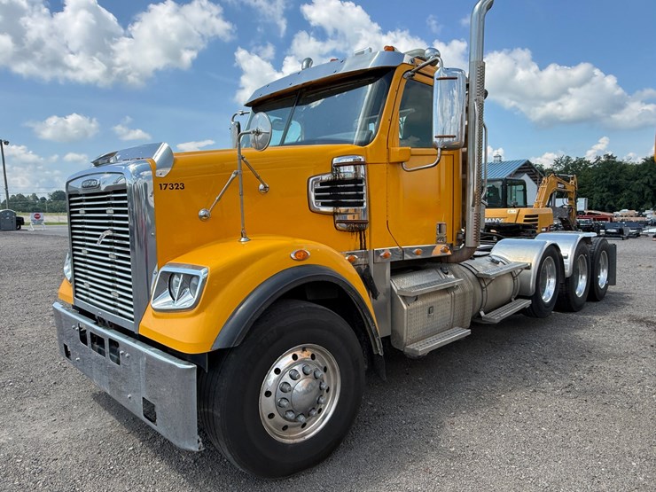 #82-•-2016-freightliner-1225d-tri-axle-road-tractor-image-1