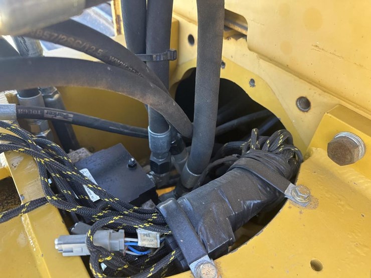 2014-deere-450j-image-27