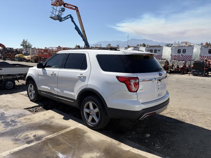 2017-ford-explorer-xlt-image-4