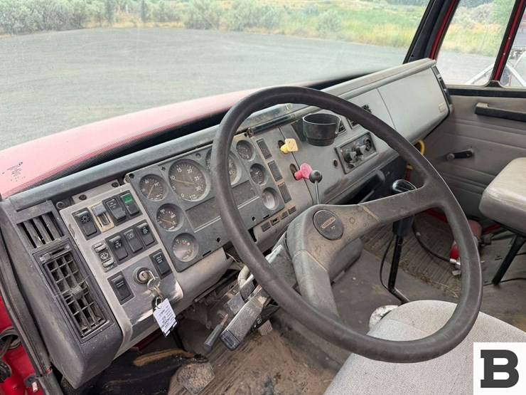 1999-freightliner-fl80-image-28