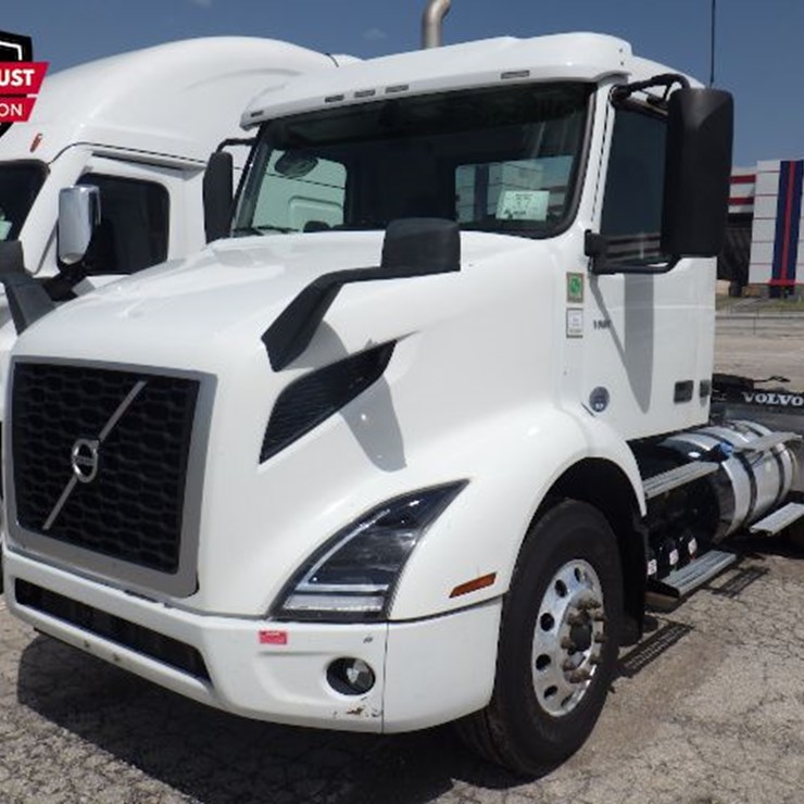 2022 VOLVO VNR300