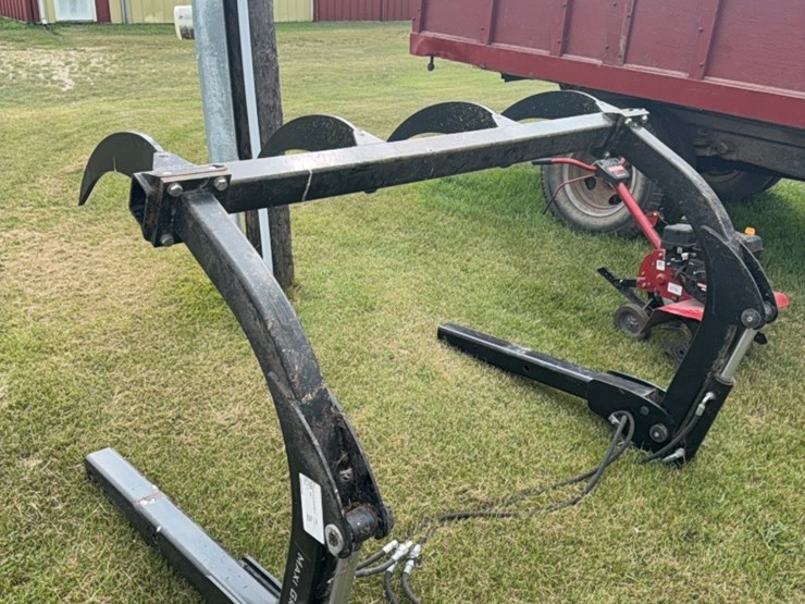 grapple-fork,-like-new,-came-off-new-holland-6070-tractor-and-loader,-would-fit-others-image-3