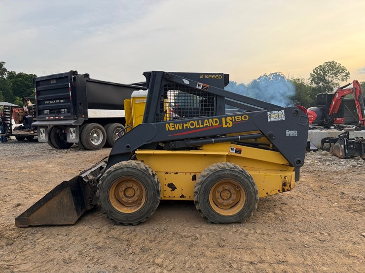 #4069-•-new-holland-ls180-wheeled-skid-steer-image-2