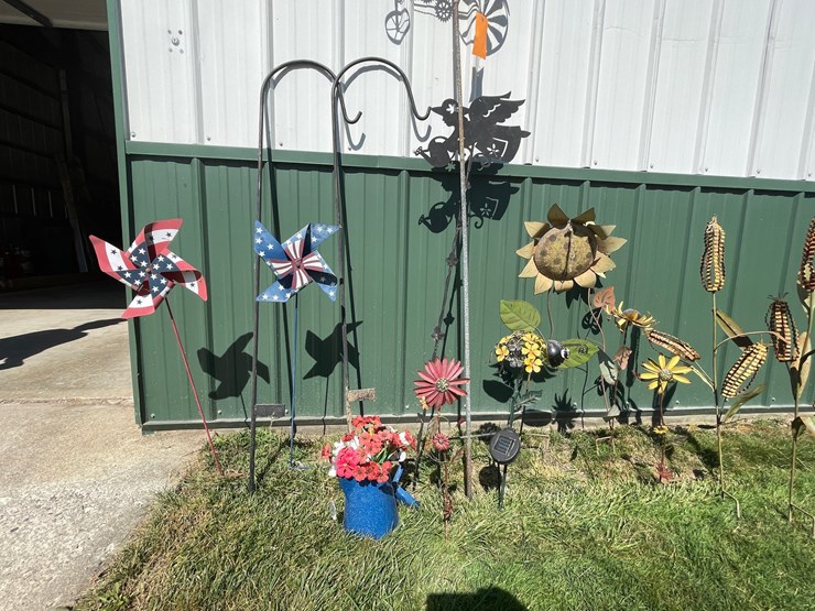 #2144-•-various-metal-yard-decorations-image-4