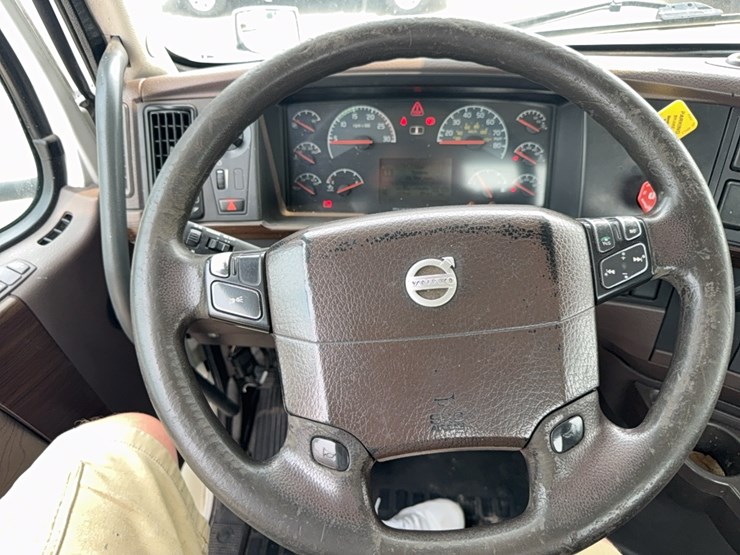 2015-volvo-day-cab-semi-image-46