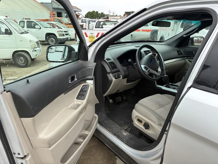 2015-ford-explorer-image-16