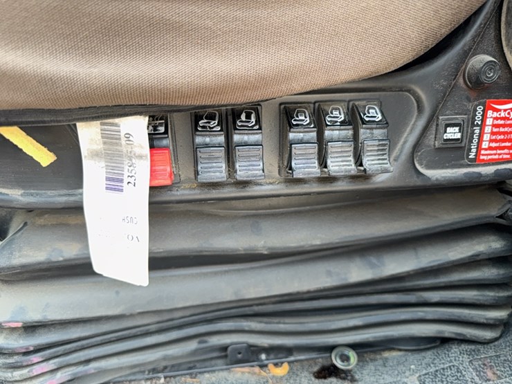 2015-volvo-day-cab-semi-image-44