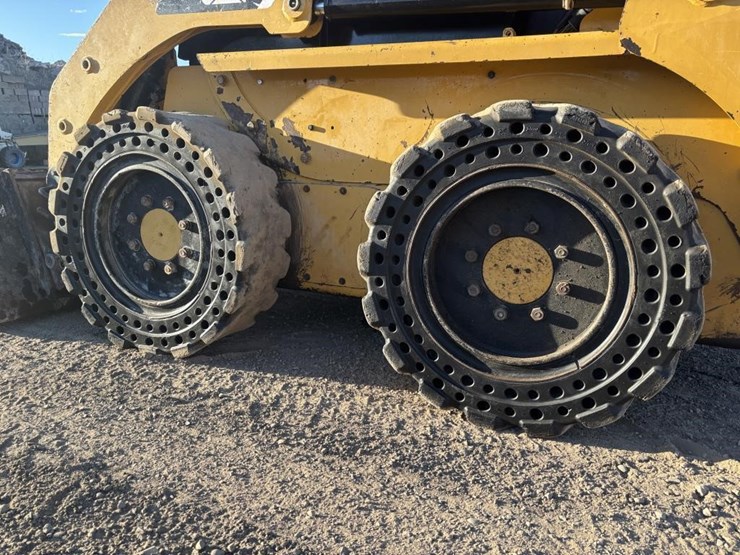2014-caterpillar-226b3-image-18