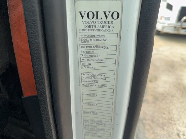 2015-volvo-day-cab-semi-image-57