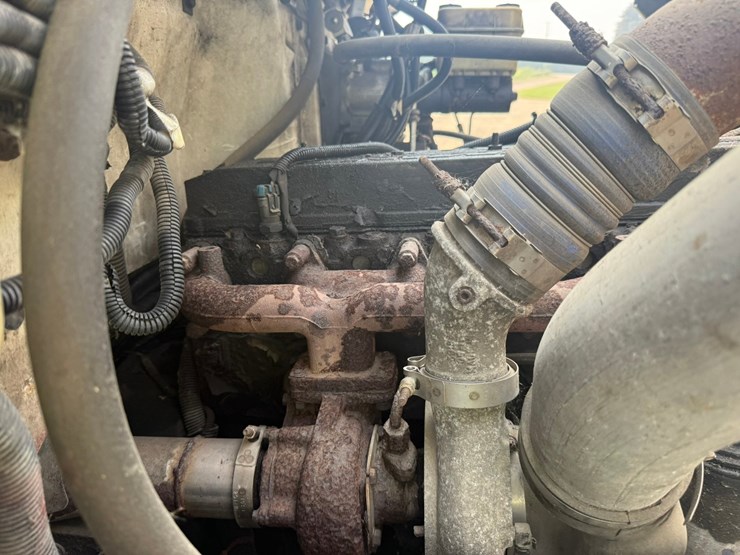 2000-freightliner-fl60-image-26