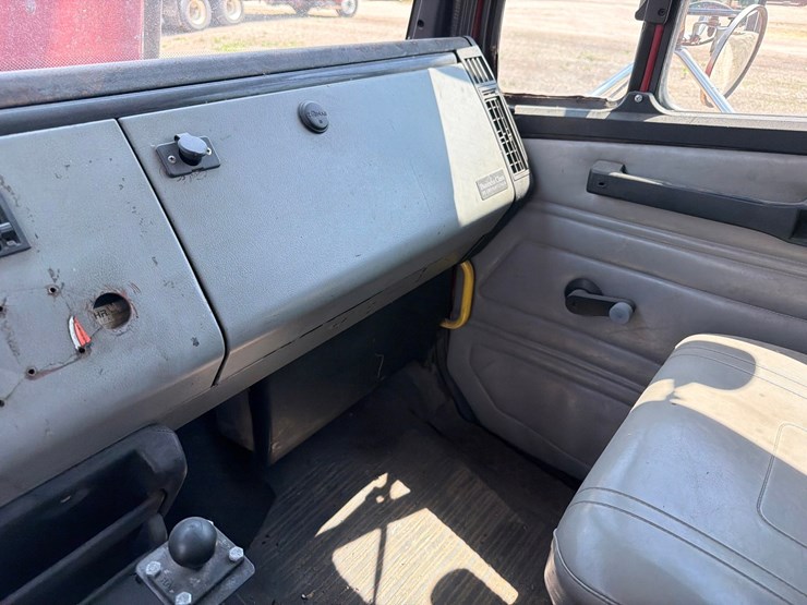 2000-freightliner-fl80-image-39