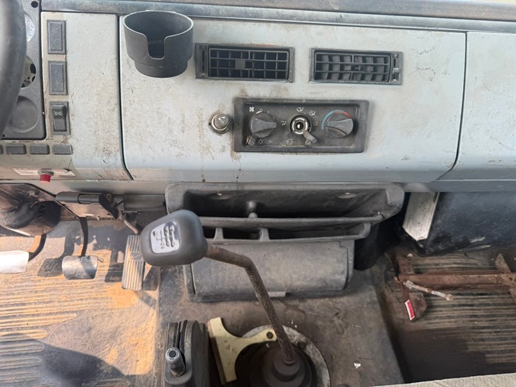 2000-freightliner-fl60-image-49