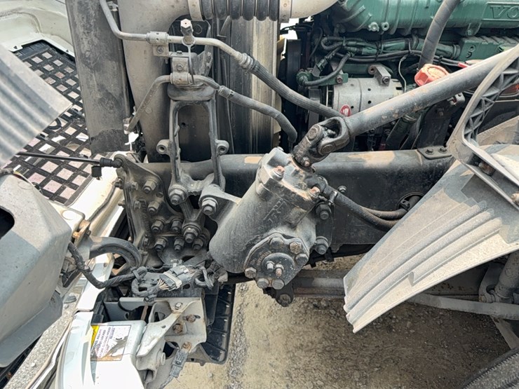 2015-volvo-day-cab-semi-image-32