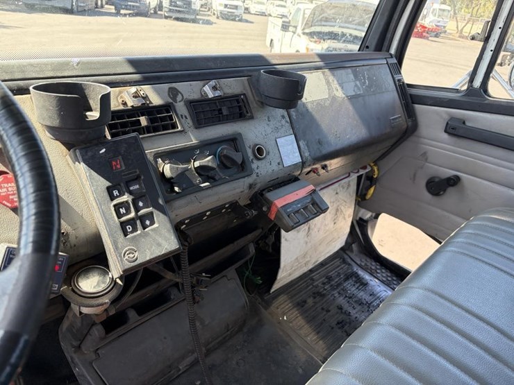 2000-freightliner-fl80-service-utility-truck-image-35