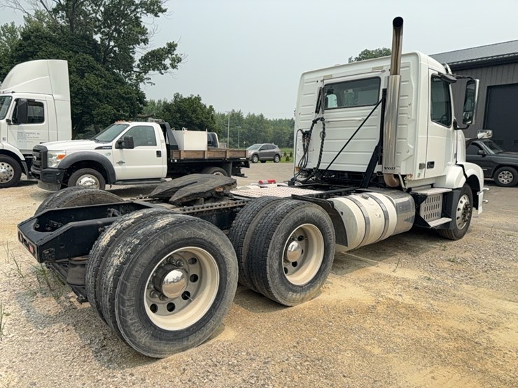 2015-volvo-day-cab-semi-image-6