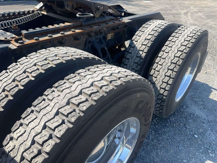 2022-kenworth-t680-image-10