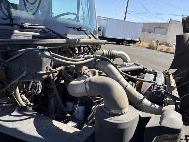 2000-freightliner-fl80-service-utility-truck-image-7