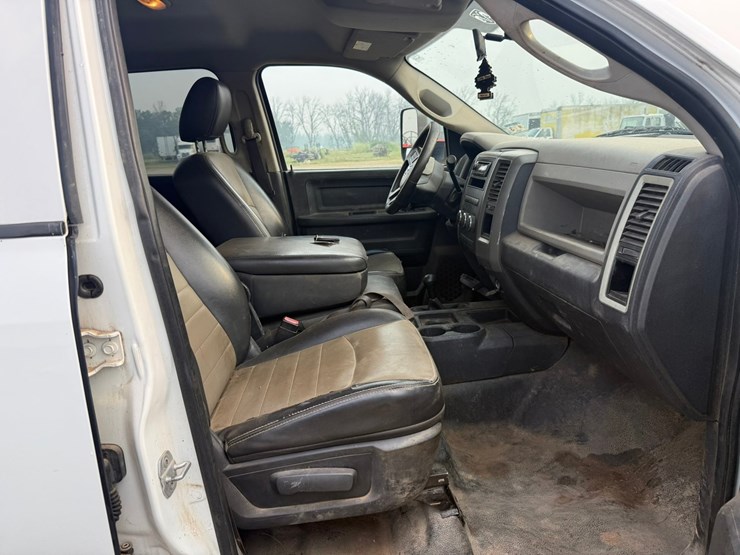 2011-dodge-3500-image-27