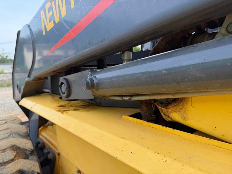 #4069-•-new-holland-ls180-wheeled-skid-steer-image-23