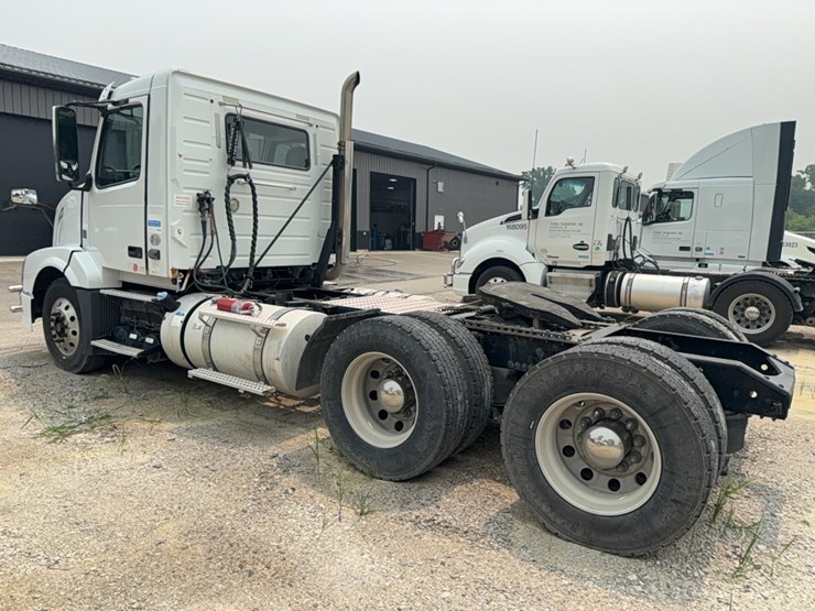 2015-volvo-day-cab-semi-image-4