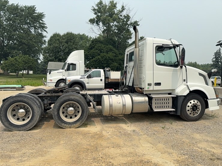 2015-volvo-day-cab-semi-image-7