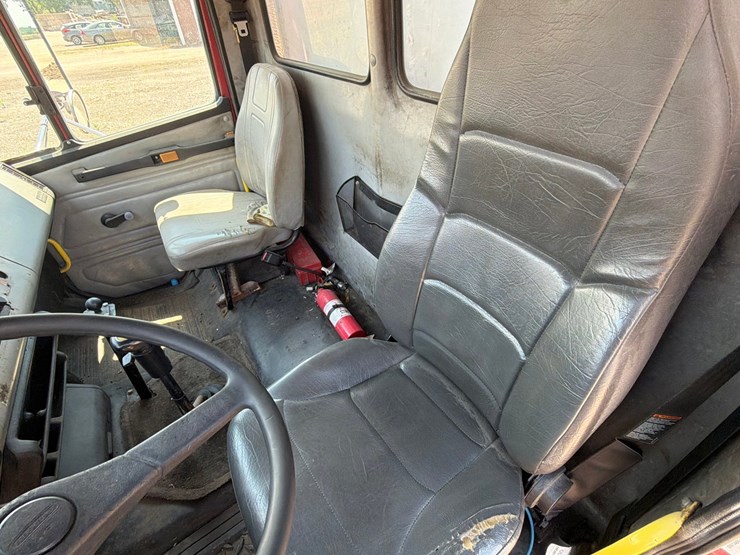 2000-freightliner-fl80-image-37