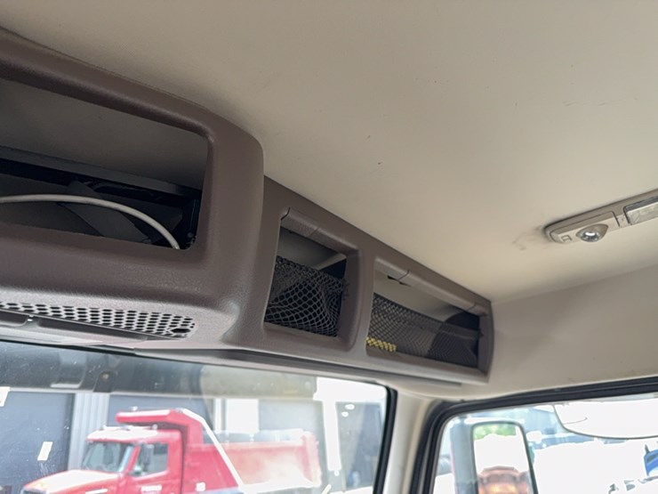 2015-volvo-day-cab-semi-image-52