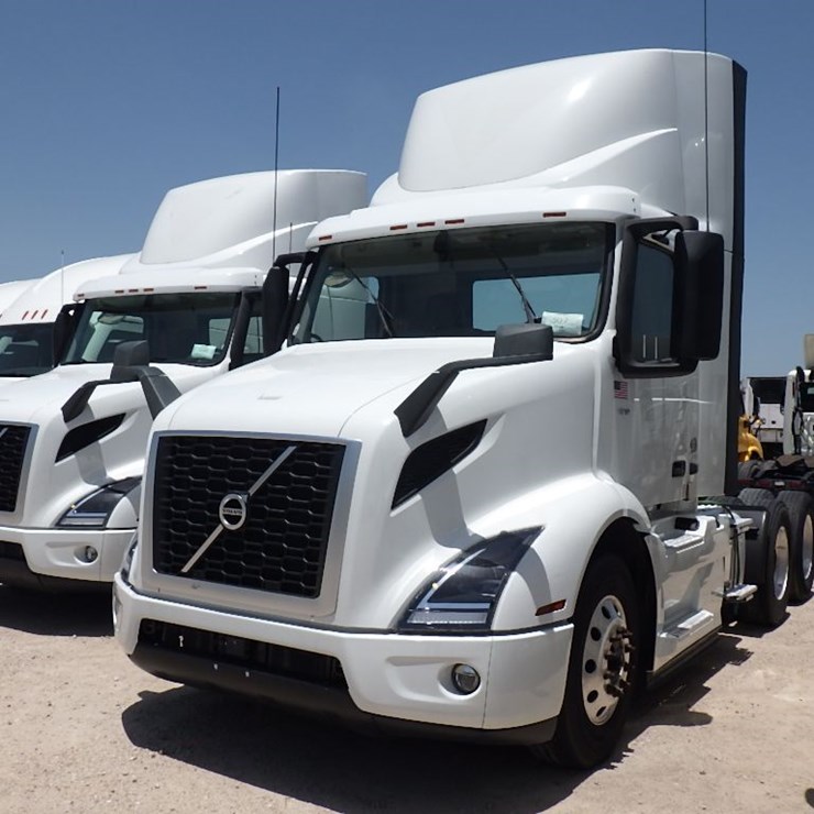 2022 VOLVO VNR300