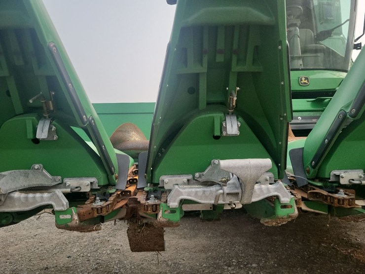 2014-john-deere-612c-corn-head---field-ready-image-35