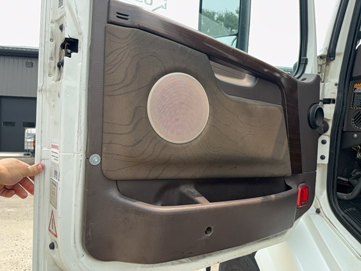 2015-volvo-day-cab-semi-image-38