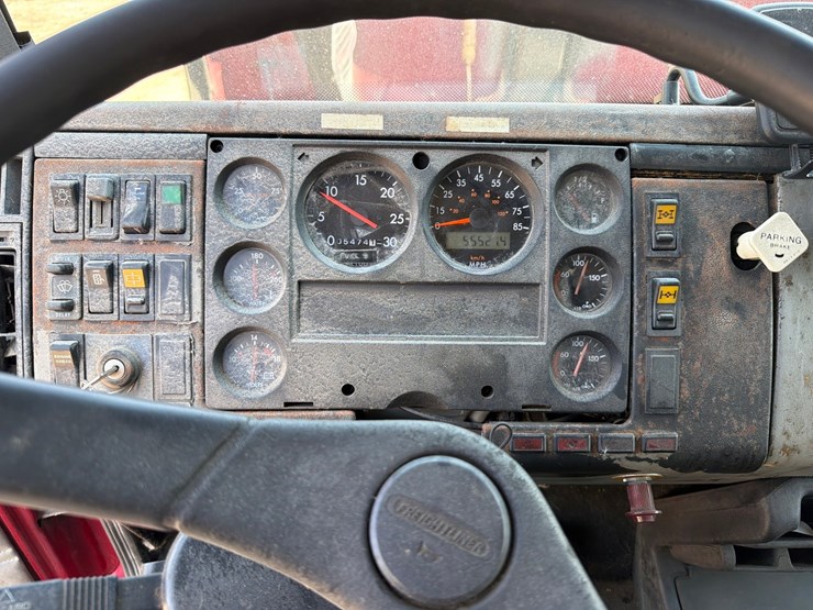 2000-freightliner-fl80-image-41