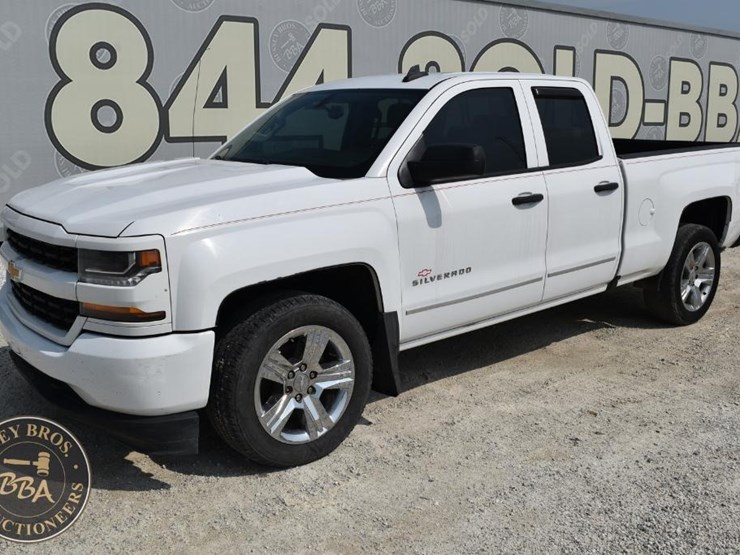 2017-chevrolet-silverado-1500-image-1