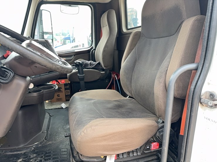 2015-volvo-day-cab-semi-image-43