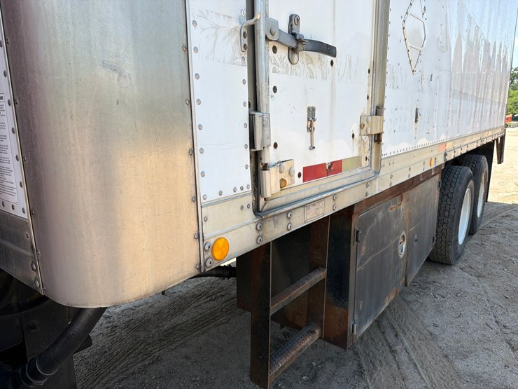 2000-freightliner-fl80-image-13
