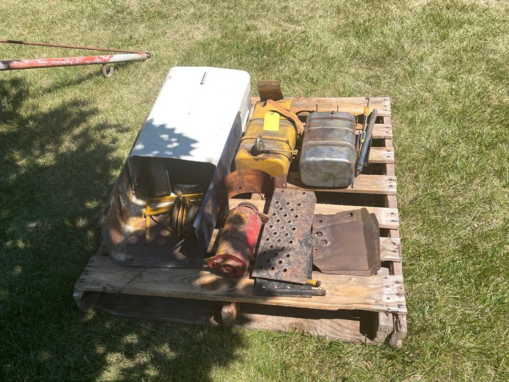#2184-•-pallet-of-cub-cadet-lawn-tractor-parts-image-1