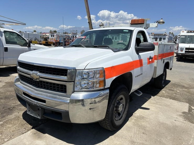 2009-chevrolet-3500hd-image-1