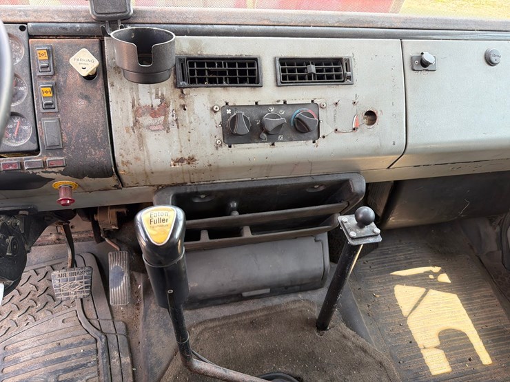 2000-freightliner-fl80-image-40
