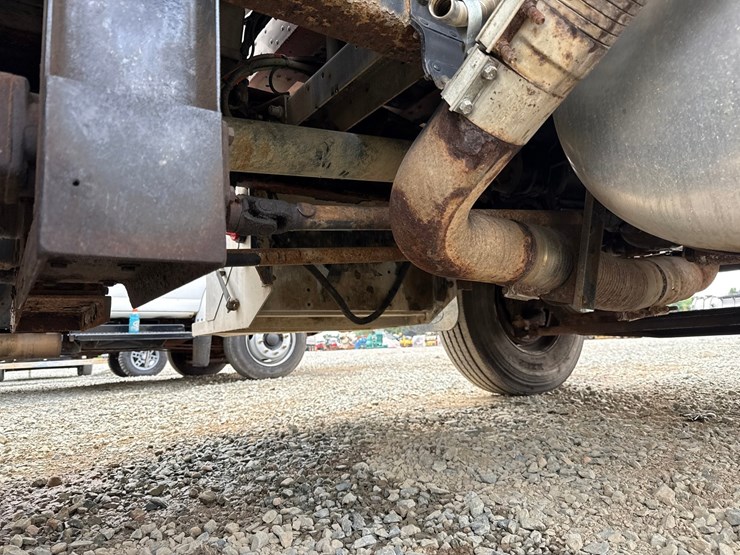 2007-peterbilt-335-image-42