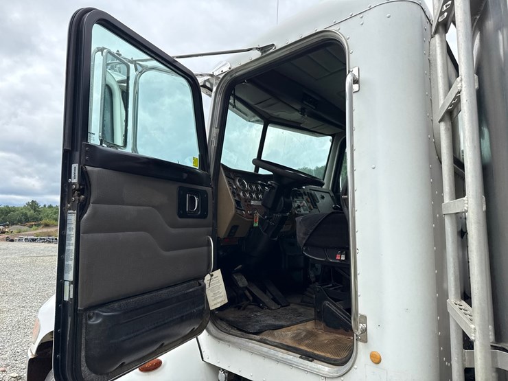 2007-peterbilt-335-image-77