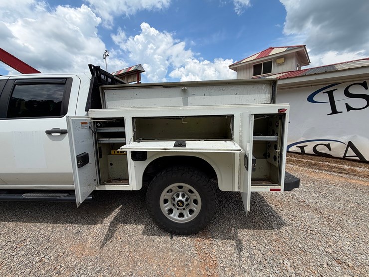 2020-chevrolet-3500hd-image-33