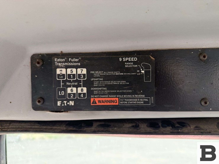 1999-freightliner-fl80-image-32