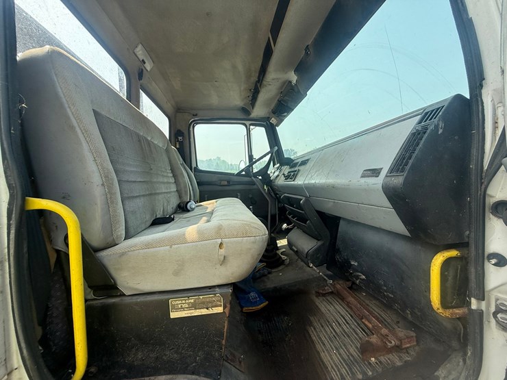 2000-freightliner-fl60-image-44