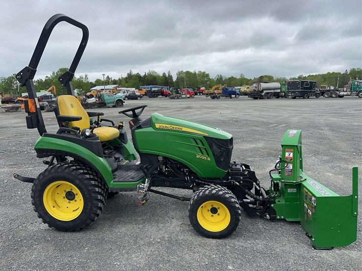 2025-john-deere-2025r-image-4