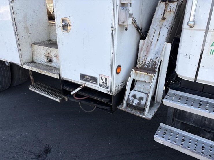 2000-freightliner-fl80-service-utility-truck-image-11