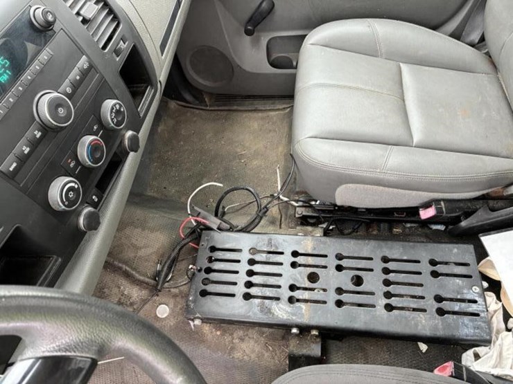 2013-chevrolet-silverado-2500-image-17