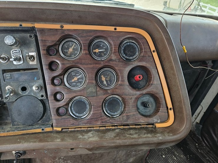 1983-ford-9000-image-56