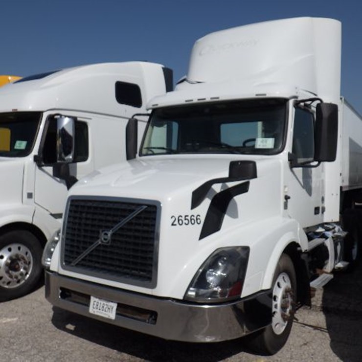2016 VOLVO VNL300